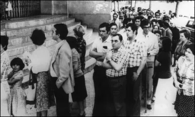 Début du retour de la démocratie en Espagne avec la légalisation des partis de gauche interdits sous Franco et les premières élections générales :