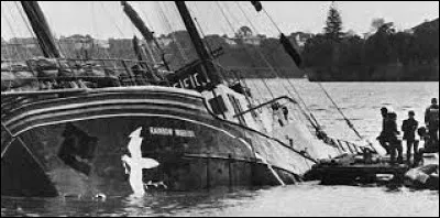 Affaire du Rainbow Warrior, navire de l'organisation écologiste Greenpeace, coulé par les services secrets français dans le port néozélandais d'Auckland :