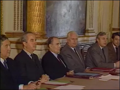 En France, large victoire de la droite aux élections législatives et 2e cohabitation avec la nomination de Balladur comme premier ministre de Mitterrand :