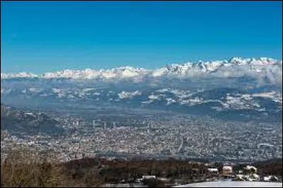 Géographie : Lequel de ces massifs n'entoure pas la ville de Grenoble ?