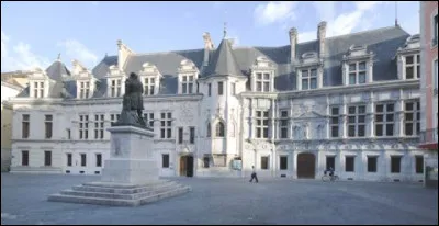 Lieu d'exception : quelle était la fonction du palais du Parlement du Dauphiné de la Révolution jusqu'en 2002 ?