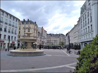 Ville : Comment s'appelle cette célèbre place de Grenoble ?