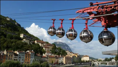 Transport : Comment est surnommé le téléphérique de Grenoble ?