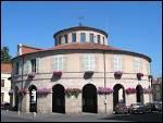 Petite ville des monts du Livradois, ancienne ville de papetiers, elle vit natre Henri Pourrat et possde une mairie de forme circulaire.
