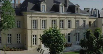 Économie : laquelle de ces maisons de champagne n'a pas son siège dans la ville de Reims ?