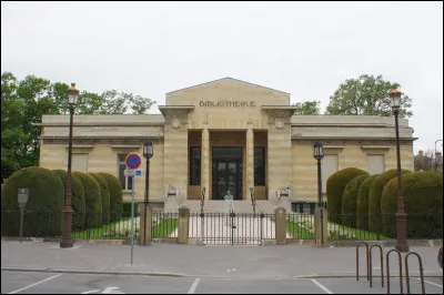 Ville : dans quel style a été construite la bibliothèque Carnegie à partir de 1921 ?