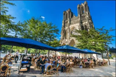 Gastronomie : quelle couleur est associée au célèbre biscuit de Reims ?