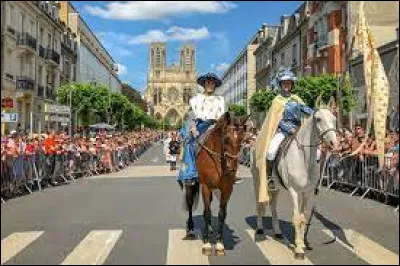 Culture : quel sacre de roi commémore les fêtes johanniques de Reims qui ont lieu chaque année ?
