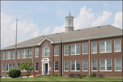 Tu te diriges vers l'école et quand tu arrives, tu sors ton cahier...