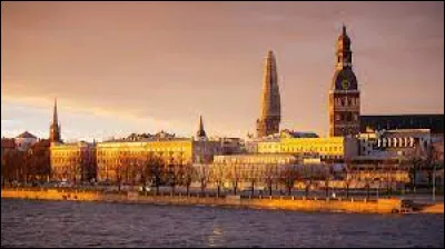 Ce fleuve de 1 020 km prend sa source en Russie, coule en Biélorussie, arrose Vitebsk et traverse la Lettonie pour rejoindre la Baltique à Riga :