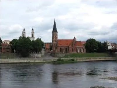 Long de 937 km, il prend sa source en Biélorussie, arrose Grodno, traverse la Lituanie, arrose Kaunas, forme la frontière entre la Lituanie et l'enclave russe de Kaliningrad, puis débouche par un delta dans la lagune de Courlande :