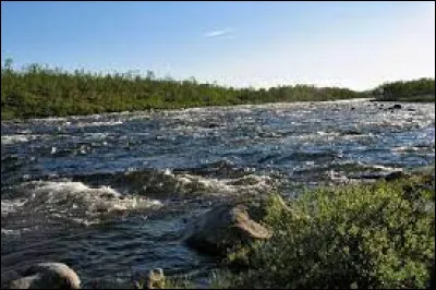 Ce fleuve de 513 km prend sa source en Suède près de Kiruna et coule vers le golfe de Botnie, devenant un fleuve frontalier séparant la Suède de la Finlande :