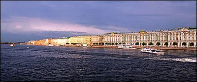 Ce fleuve russe, long de 74 km seulement, coule du lac Ladoga à la mer Baltique (golfe de Finlande), traversant Saint-Pétersbourg :
