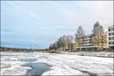 Long de 552 km, c'est le plus long fleuve de Finlande ; né au nord du cercle polaire, il arrose Rovaniemi avant de rejoindre le golfe de Botnie :