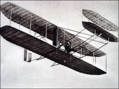En quelle année le premier avion à moteur a-t-il décollé ?