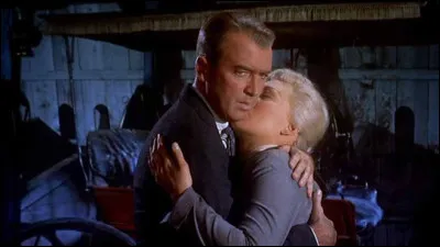 Dans le film d'Hitchcock "Sueurs froides" quel effet spécial cinématographique utilise-t-il pour représenter le malaise qui paralyse James Stewart dans les escaliers ?