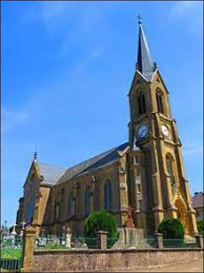 Vous avez sur cette image l'église Saint-Pierre-Saint-Paul, à Halstroff. Village de l'arrondisement de Thionville, il se situe dans le département ...