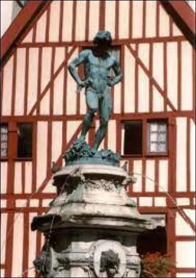 Ville : quel nom porte cette statue située en plein cur de Dijon ?