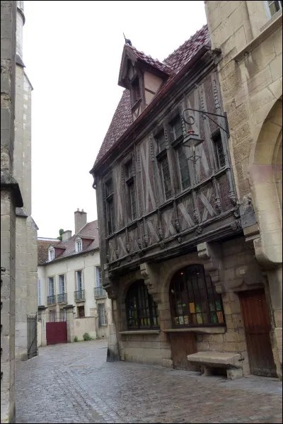 Personnalité : lequel de ces animateurs télé est né à Dijon ?