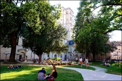 Ville : en combien de cantons est divisée la ville de Dijon ?