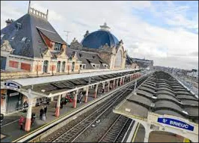 Le 1er avril 2009, quelle voix célèbre a-t-on pu entendre dans toutes les gares de France ?