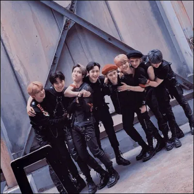 La devise de quel membre comprend '' ________ in the building !''