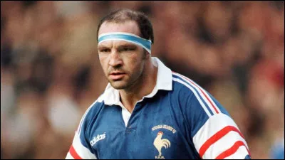 Se moque facilement, c'est le...