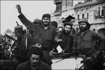 Fidel Castro, &agrave; la t&ecirc;te d'une gu&eacute;rilla, prend le pouvoir &agrave; Cuba :