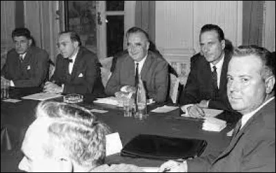 En France, les "accords" de Grenelle, aboutissent essentiellement &agrave; une augmentation de 35 % du SMIG (salaire minimum interprofessionnel garanti) et de 10 % en moyenne pour les autres salaires :