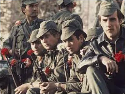 Au Portugal, r&eacute;volution dite des oeillets et chute de la dictature salazariste qui dominait le pays depuis 1933 :
