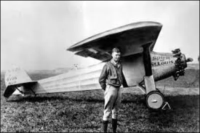Charles Lindbergh traverse l'Atlantique sans escale et en solitaire :