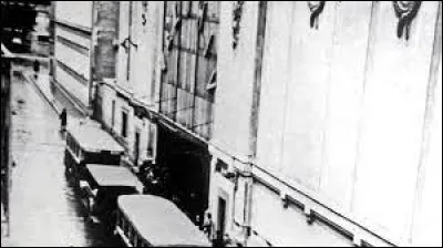 Rafle du Vel d'hiv, plus grande arrestation massive de Juifs - plus de treize mille personnes, dont pr&egrave;s d'un tiers d'enfants - r&eacute;alis&eacute;e en France pendant la Seconde Guerre mondiale :