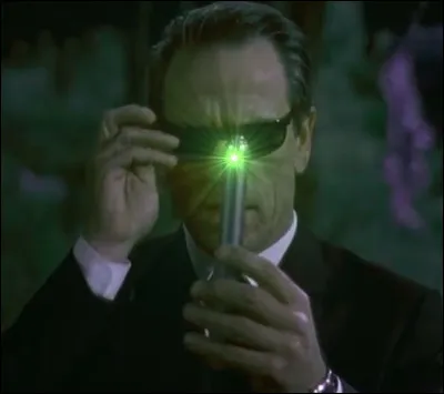 Coucou, c'est encore le Rayon vert (2) > Au départ, on l'appelait le "Crayon vert" : c'est celui qui apparaissait dans le 1er film "Men in Black" !