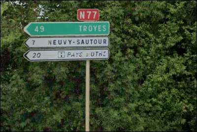 Rebelote : le Rayon vert (5e essai !) > Si vous n'êtes toujours pas tombés dans le panneau, c'est bien le moment : le prétendu "Rayon vert" ne serait en fait qu'un vulgaire panneau de signalisation (vert, il va de soi) : regardez-le ci-dessus ! Alors ?