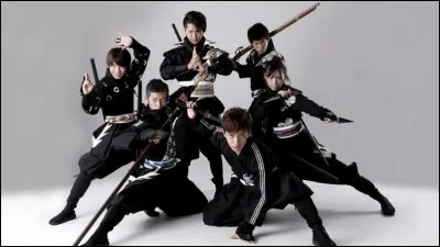 La personne qui tuera ton mentor dans le futur (car tu es revenu dans le passé) est devant tes yeux.
Que fais-tu ?