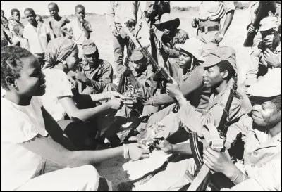 Indépendance de l'Angola et du Mozambique portugais, dernières colonies d'un pays européen en Afrique :