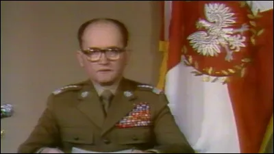 Un an après les accords de Gdansk, le gouvernement polonais impose pour deux ans l'état de siège et la loi martiale :