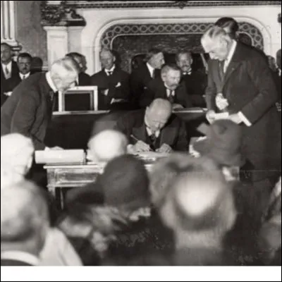 Le pacte Briand-Kellogg est signé par soixante-trois pays qui condamnent le recours à la guerre pour le règlement des différends internationaux :