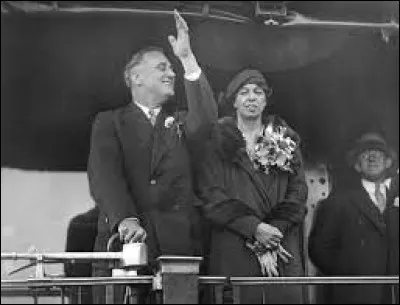 Franklin Delano Roosevelt est élu président des Etats-Unis ; il recueille près de 23 millions de voix contre 17 millions pour le président républicain sortant, Herbert Hoover :