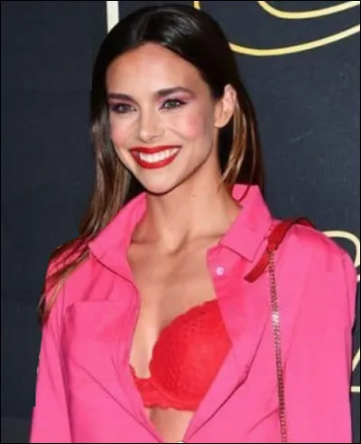 Qui est cette Marine considéré comme l'une des plus belles femmes du monde, Miss France 2013, 1ère dauphine de Miss Monde 2013, Miss Monde Europe, animatrice et et médecin généraliste ?