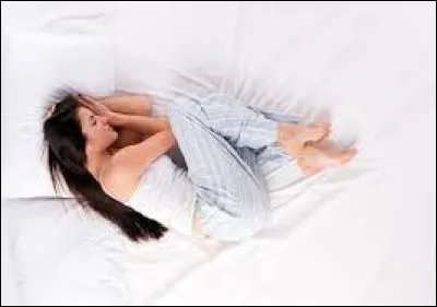 Dormir en position ftale, les jambes repliées contre soi, c'est dormir en chien...