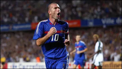 En quelle année Zinédine Zidane a-t-il pris sa retraite en tant que joueur ?