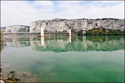 Où se situe la source du Rhône ?
