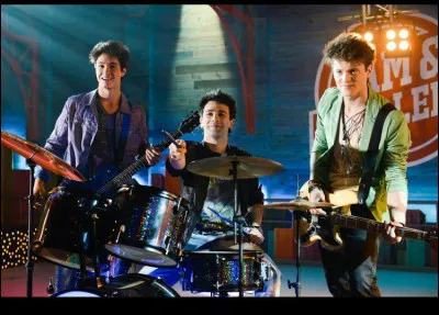 Complète les paroles de la chanson "Invisibles" interprétée par Michael Ronda, Gastón Vietto et Lionel Ferro : 
¿Qué miran sus ojos ?
Que ya ni nos ven
Están distraídos
Quién sabe con quién
Tan indiferentes...