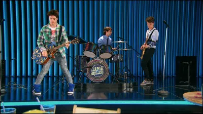 Complète les paroles de la chanson "Un destino" interprétée par Michael Ronda, Gastón Vietto et Lionel Ferro : 
Una historia que comienza ahora 
Es el primer paso 
Desde aquí todo puede pasar 
Vamos juntos sin perder el rumbo...