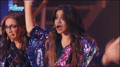 Complète les paroles de la chanson "Sobre Ruedas" interprétée par toutes les filles : 
Sé que en este lugar
Todo puede pasar
Salto, giro y encuentro mi libertad
Tan intenso este amor...