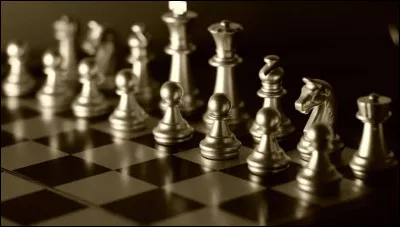 Quelle couleur commence aux échecs ?