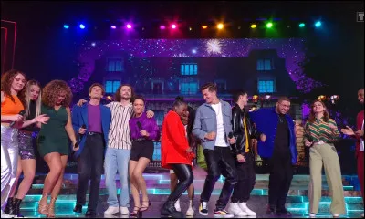 Quelle chanson a-t-elle interprétée avec tous les élèves sauf, Amisse, Ahcène et Julien Au deuxième prime ?