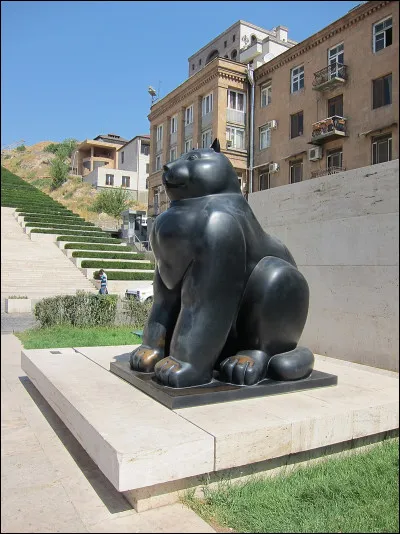 Fernando Botero réalisa en 1998 une statue d'un chat de 2,5 m de haut. Elle est exposée dans la rue Tamanian, dans la capitale de l'Arménie :