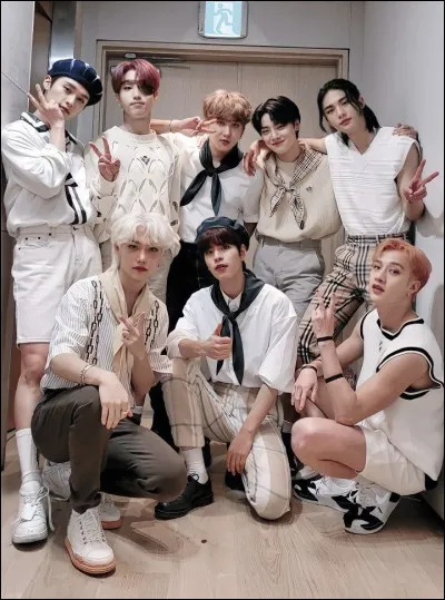 Dans le MV on aperçoit un camion, qu'y a-t-il écrit dessus ?